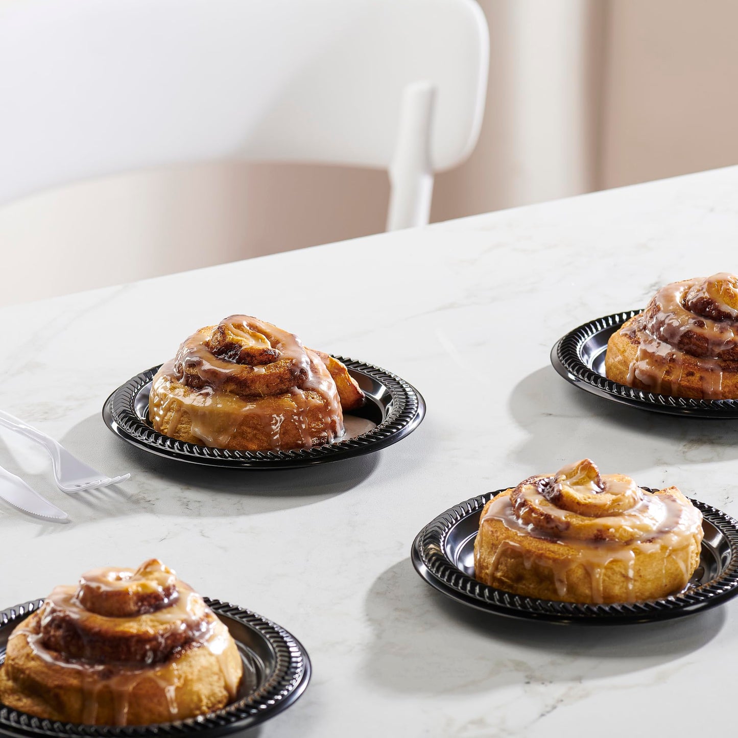 PLASTICPRO 200 PCS Black Plastic Plates Light Weight 6 Inch Plastic Dessert Plates Black Plates Disposable for Party and Wedding