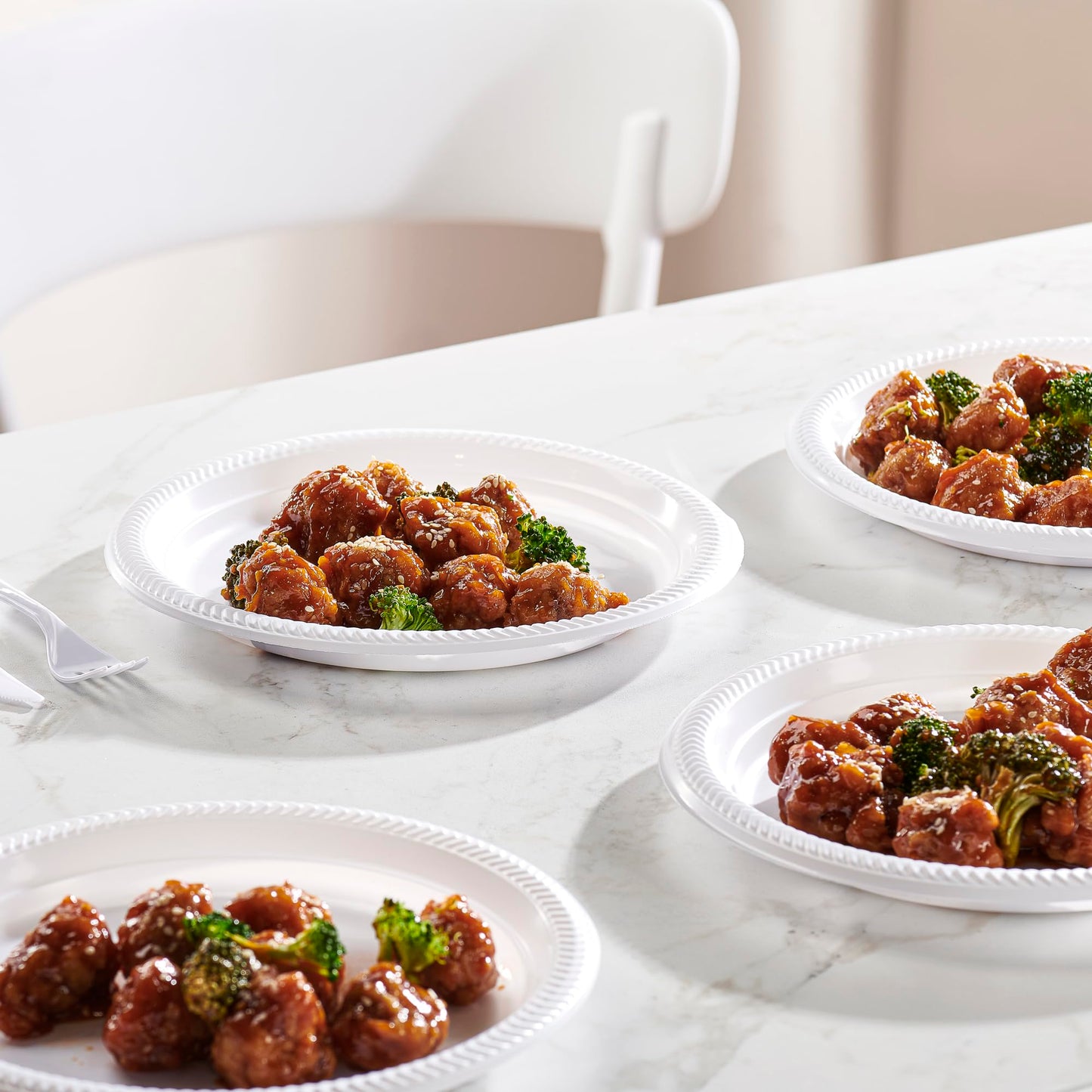 PLASTICPRO 100 PCS White Plastic Round 9 Inch Plastic plates Premium Quality Light Weight Disposable Dishes Dinner Plates for Parties Weddings