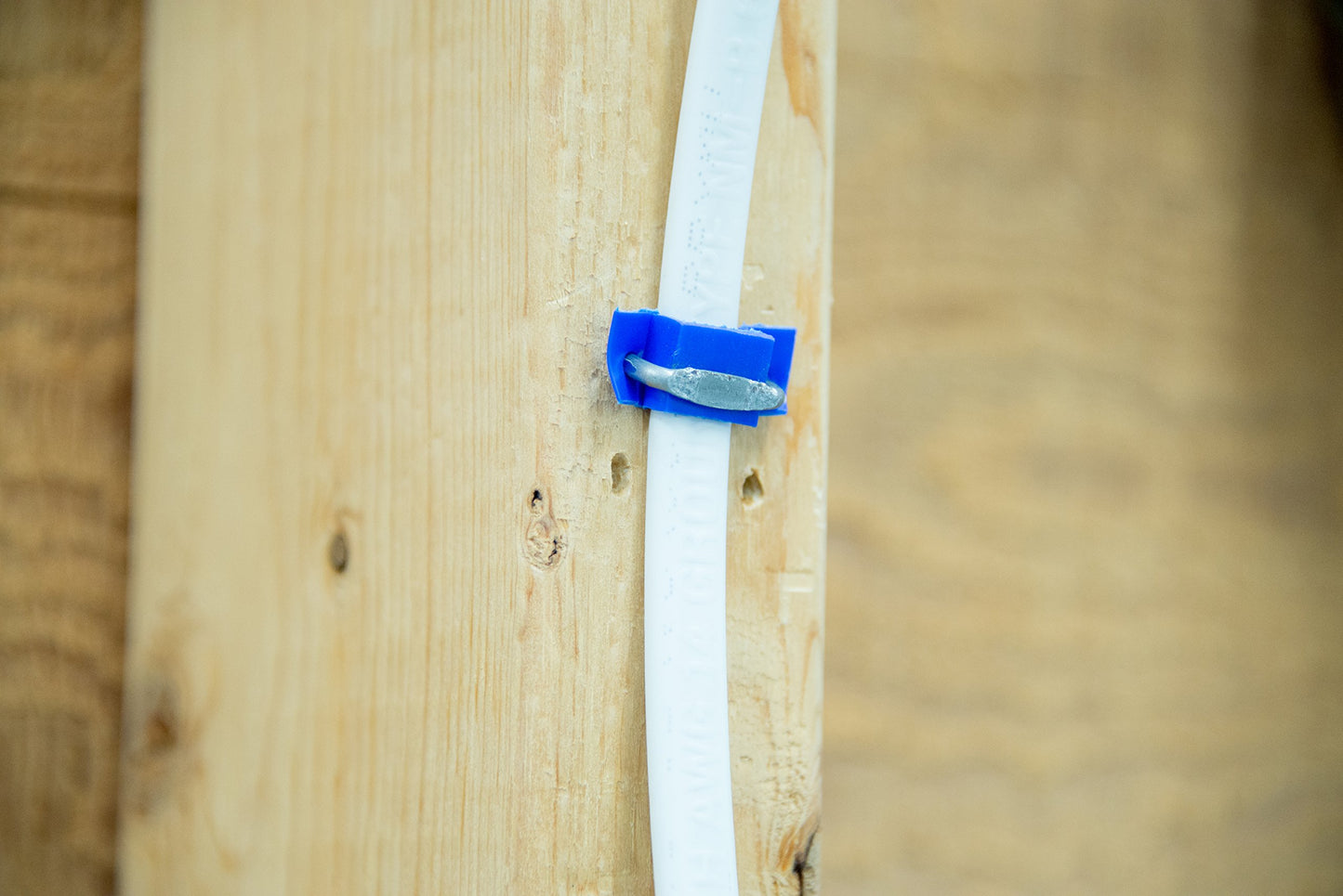 Gardner Bender MSI-550 Insulated Staple, 1/2-Inch, Secures 14/2 and 12/2 Cable, (500-pk), Blue