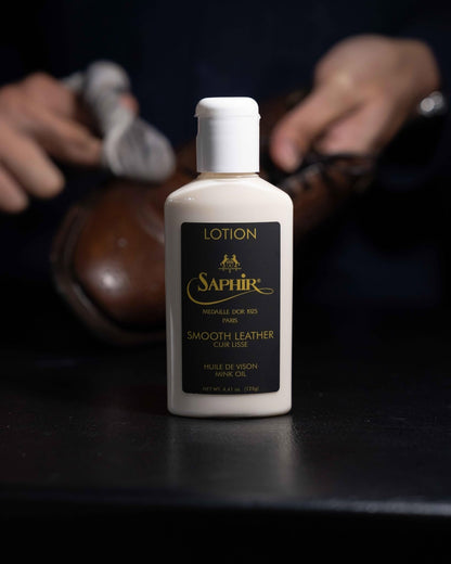 Saphir Médaille d’Or Leather Lotion – 125ml – Luxury Conditioner with Mink Oil for Cleaning, Nourishing & Protecting Smooth Leather Shoes, Bags, Jackets & Furniture – Restores Shine & Softness