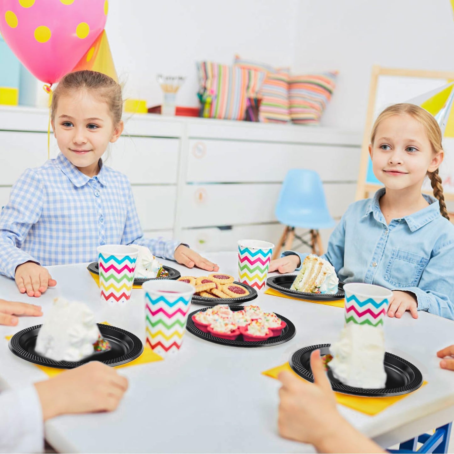 Cididu 200 Pcs Black Disposable Plastic Plates, 6.5 Inch Round Dessert Plates, Bulk Cake Plates Party Plates for Dinner Catering Birthday BBQ Wedding Travel Buffets, Light Weight Appetizer Supplies