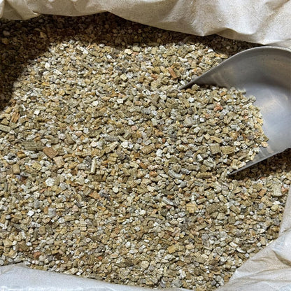Vermiculite Medium, Supplies The Roots with Plenty of Oxygen so Growing Plants are Stronger, Healthier, and Have Higher yields. (5 litres)
