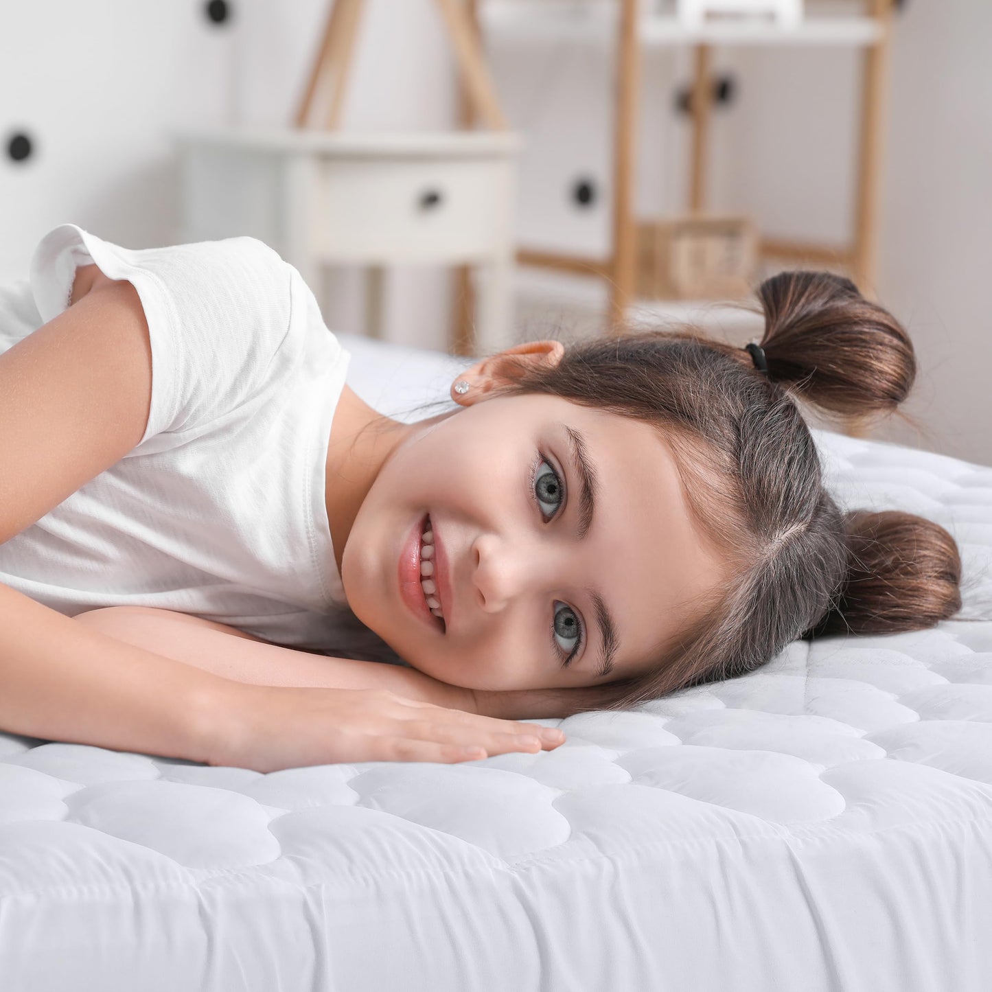 Utopia Bedding Waterproof Mattress Protector, Full/Double Mattress Pad, Quilted Fitted Cover Stretches up to 16 Inches Deep Pocket (White)